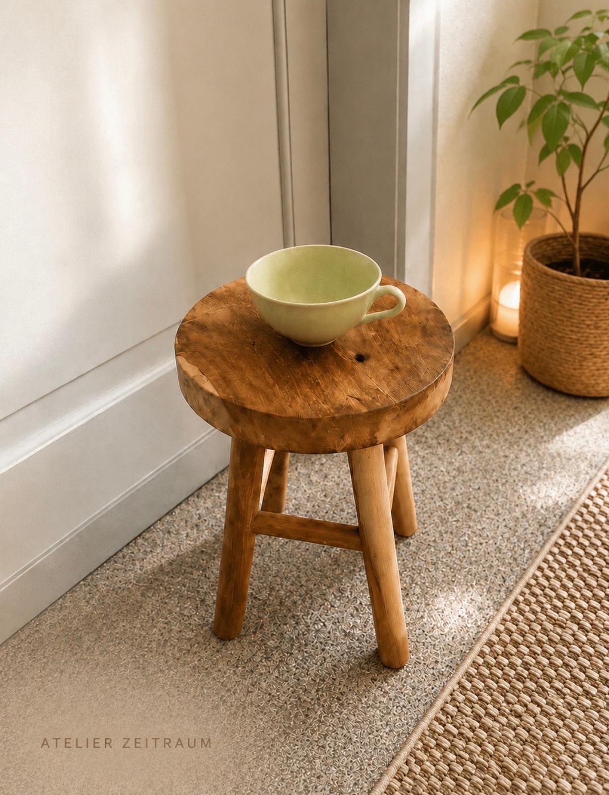 Teetasse auf einem Holzhocker im Atelier Zeitraum